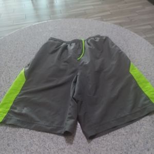 Under Armor Size Small/p Boys Shorts Color Gray And Green
